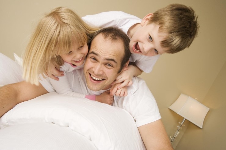 father_with_two_kids_playing.jpg?type=w2