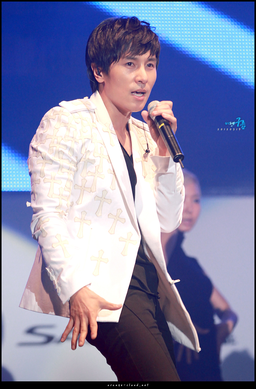 [20.5.12][Pics] Shinhwa @ Santaferuncert concert 120519_1_%2833%29